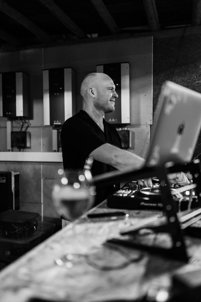 DJ Daniel Daub am Mischpult